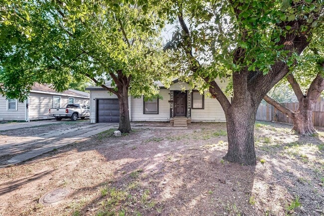 Building Photo - Charming 2-Bedroom Cottage with Big Backyard