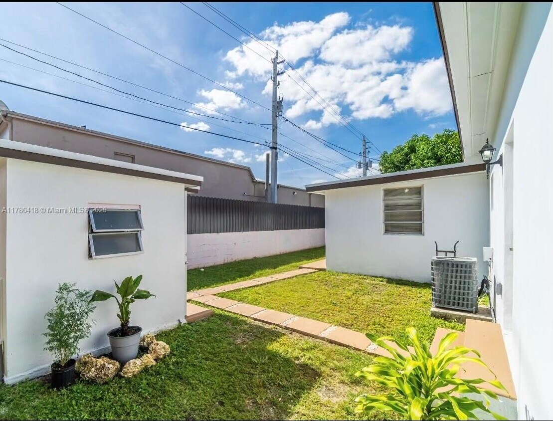 Foto principal - 5170 SW 7th St