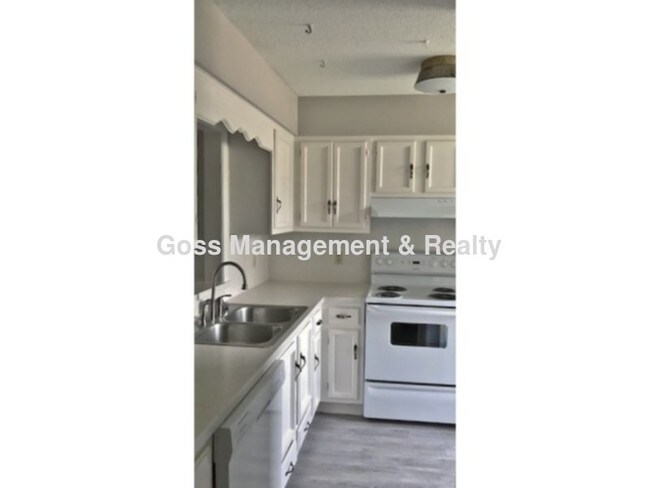 Building Photo - Two Bedroom Townhome off Rodney Parham