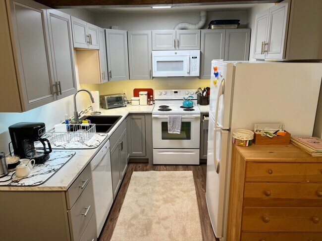 Foto del edificio - 3 Bed 2 Bath Fully Furnished Unit in Fairbanks- SORRY, NO PETS!