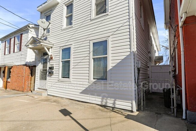 Building Photo - 721 2nd St