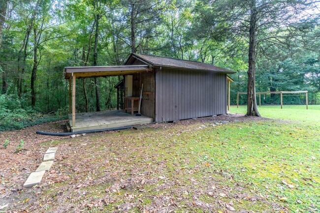 Building Photo - Meticulously maintained property with a st...