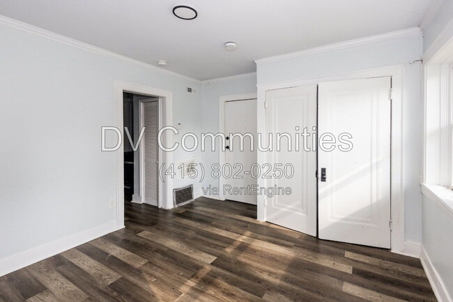 Building Photo - 3300 E 149th St