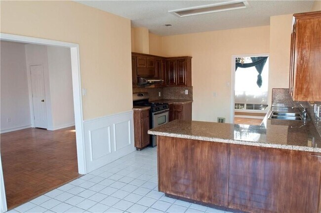 Foto del edificio - 4909 Reunion Dr