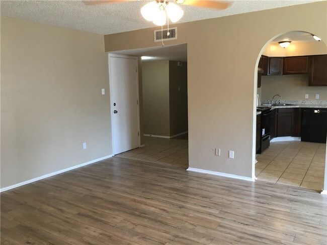 Foto del edificio - 205 Willow Creek Ln
