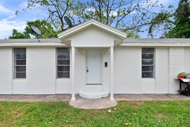 Building Photo - 806 E Emily Ave
