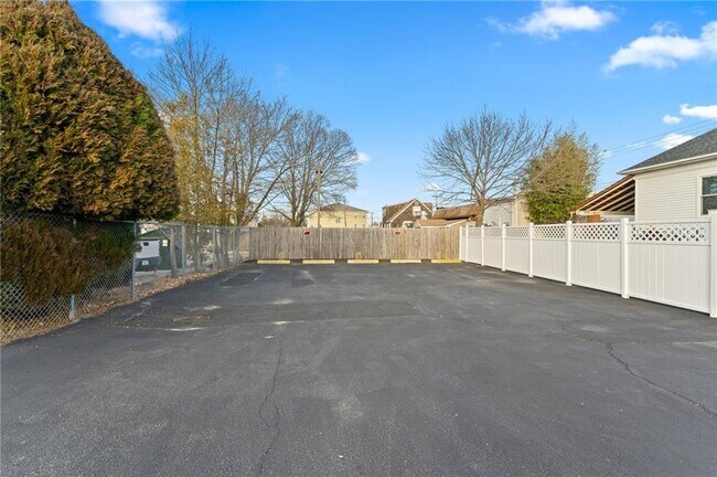 Building Photo - 543-545-545 N Broadway