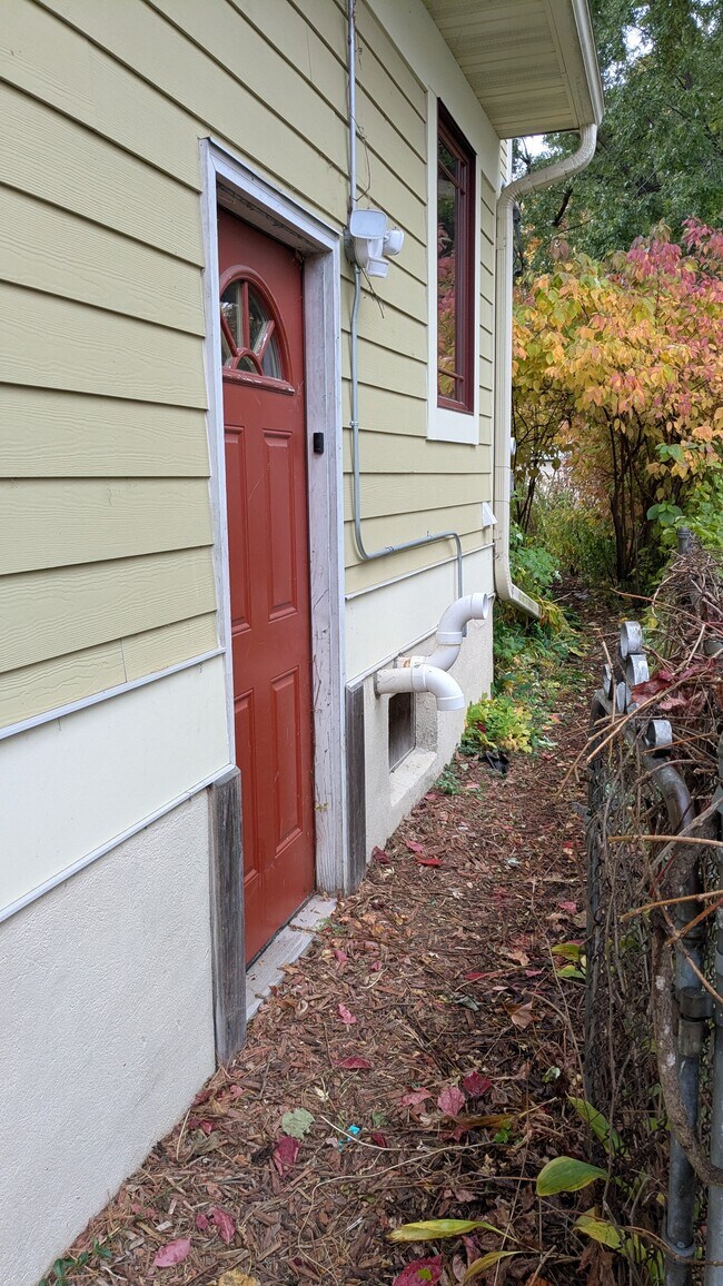 Entrada privada al apartamento. - 5244 41st Ave S