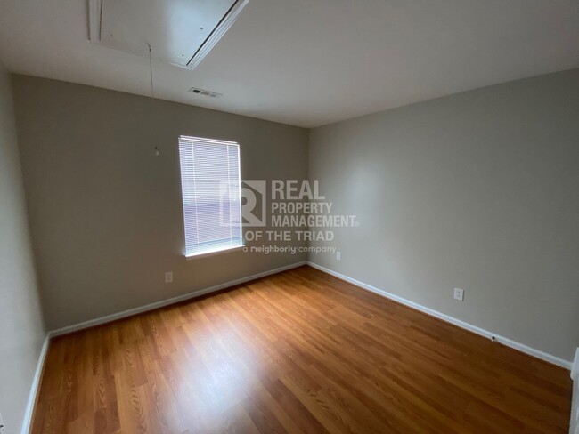 Building Photo - 3BR/2BA Ranch off Kernersville Rd. w/fence...