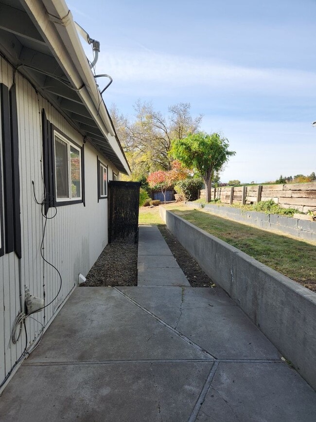 Building Photo - Selah 3br 1ba duplex with carport and WATE...