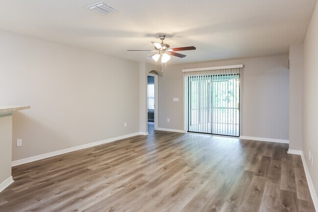 Foto del edificio - 674 Chatham Walk Dr