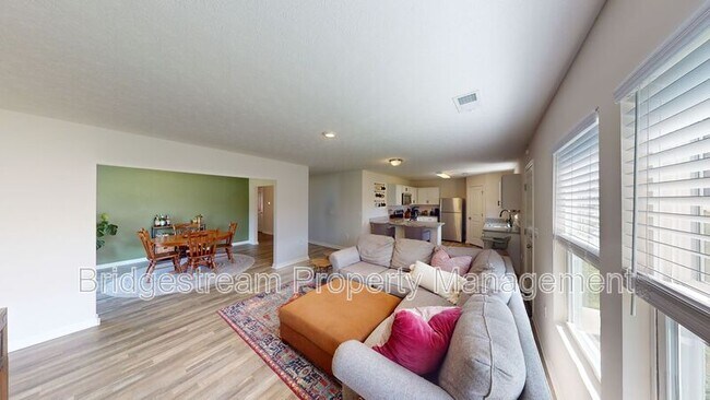 Foto del edificio - 961 Louise Dr