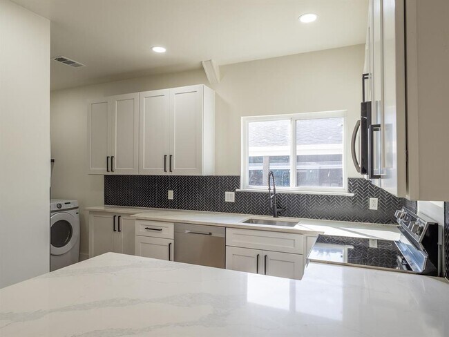 Foto del edificio - 210 Mockingbird Ln W