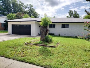 Building Photo - 1206 Pine Dr
