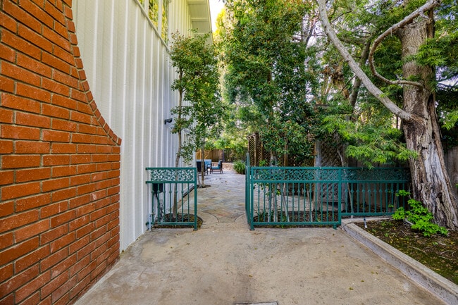 Foto del edificio - 16842 Harkness Cir