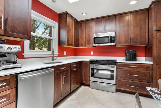 Foto del edificio - 6182 Hardy Dr
