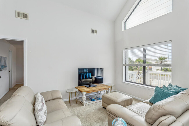 Building Photo - 1008 Via De Luna Dr