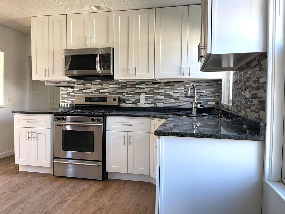 Foto principal - Newly renovated 3 bed near Davis Square!