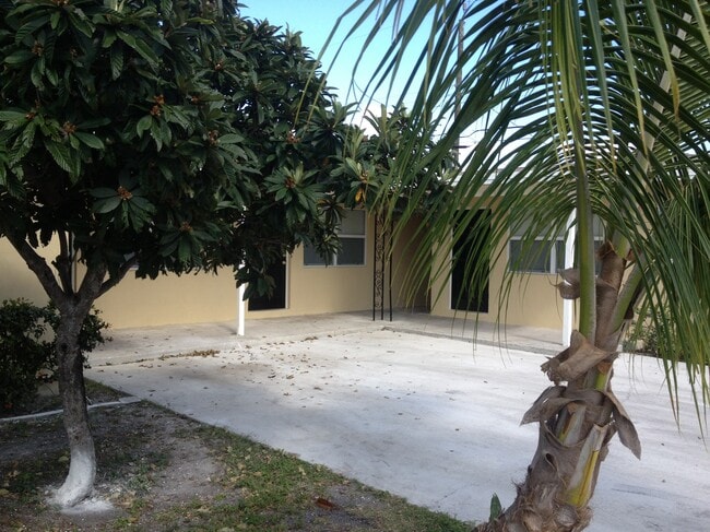 Exterior Driveway - 832 S J St