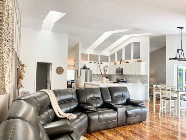 Building Photo - 13707 Barberry Dr