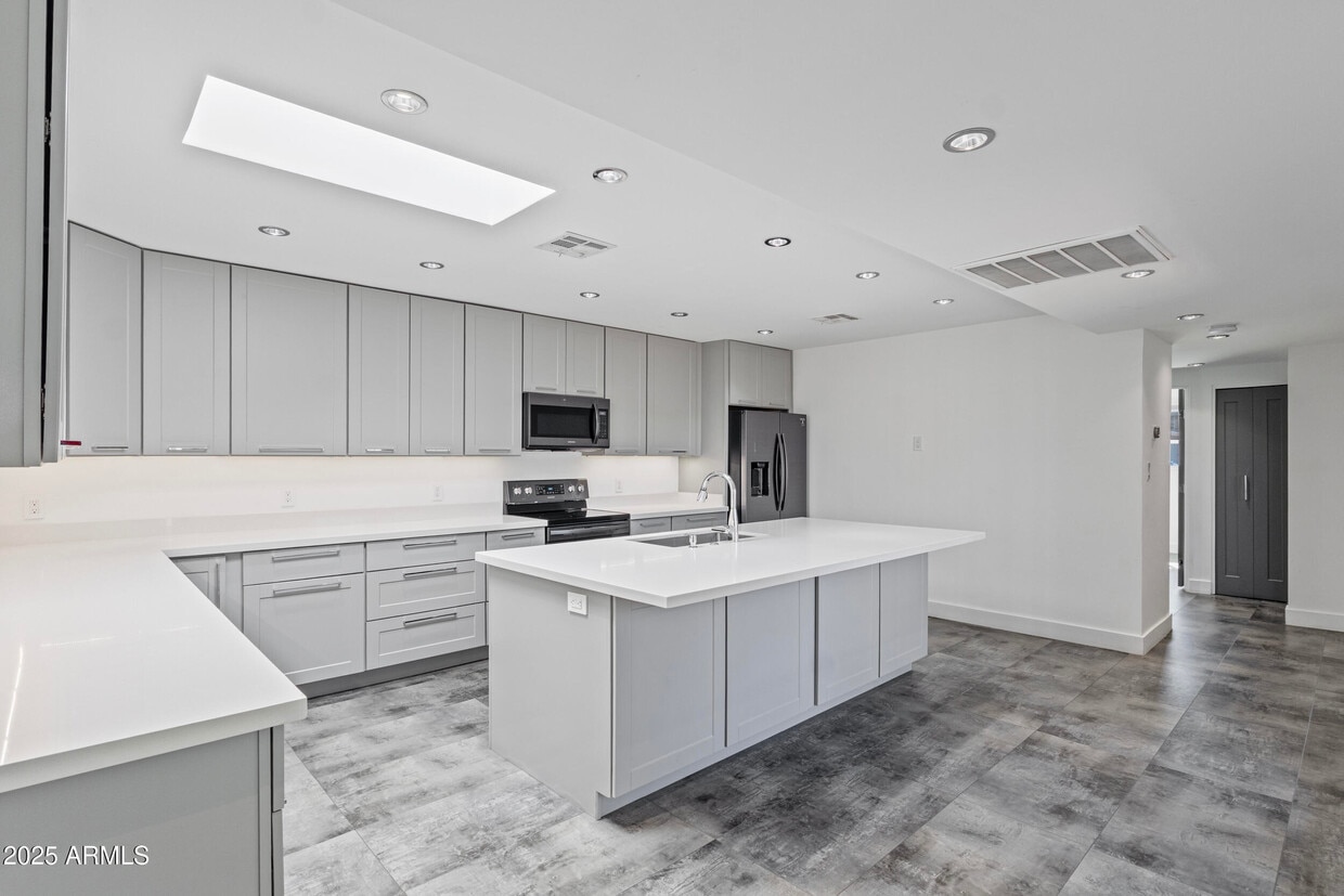 Foto principal - 5859 E Thomas Rd