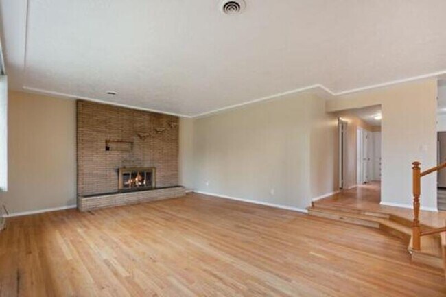 Foto del edificio - 3328 W Elmhurst Ave