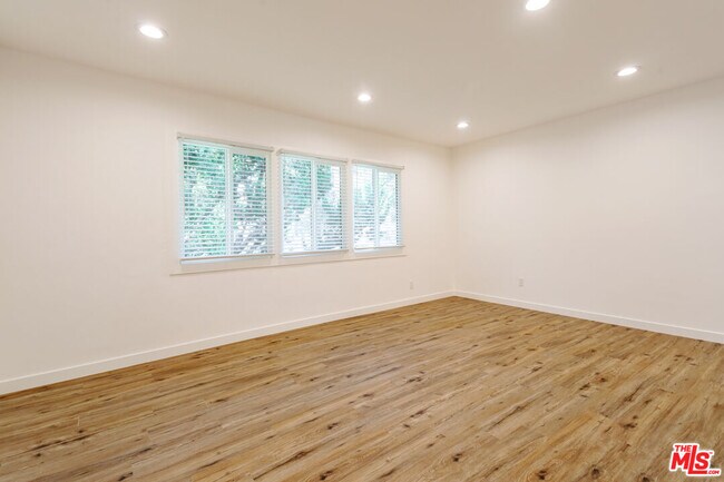Building Photo - 1812 W Glenoaks Blvd