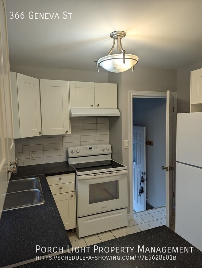 Building Photo - 4 Bedrooms - 2 Bathrooms - 2 Living rooms ...