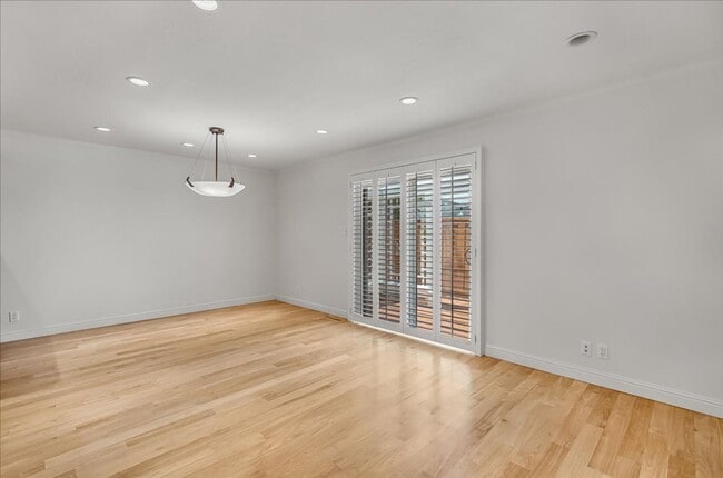 Building Photo - Beautiful 3 bed 2.5 bath townhome in Millbrae