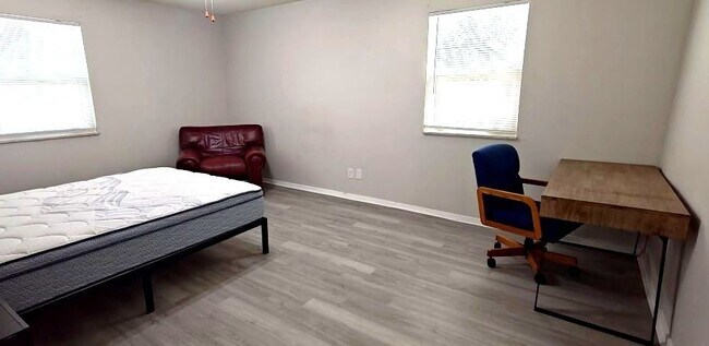 Foto del edificio - 6519 W Newberry Rd