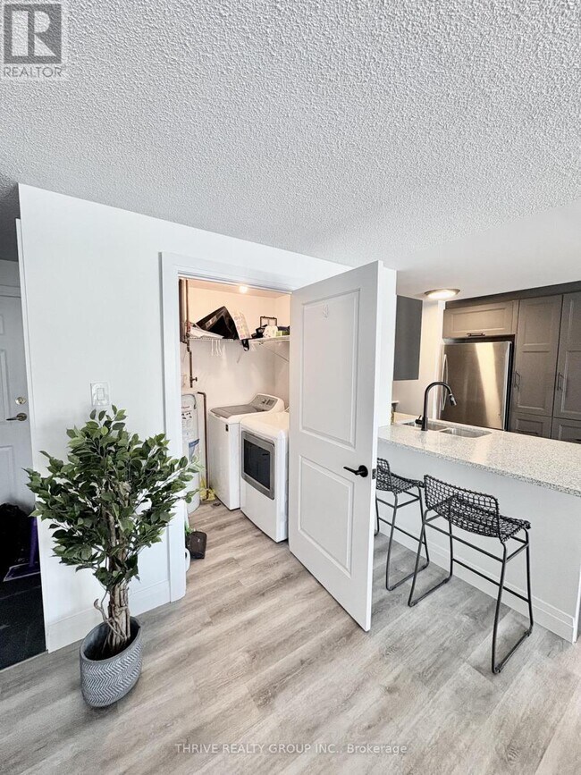 Photo du bâtiment - 77 Base Line Rd W