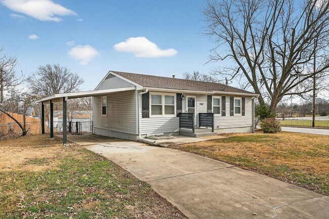 Foto del edificio - Hard-to-Find 6-Bedroom Home in Grandview!