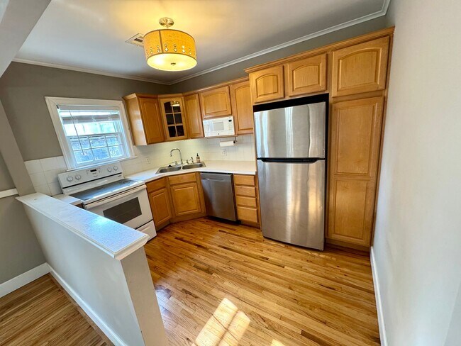 Building Photo - Charming and Remodeled 2 bedroom, 1 Bath within walking distance to everything on Brookside!