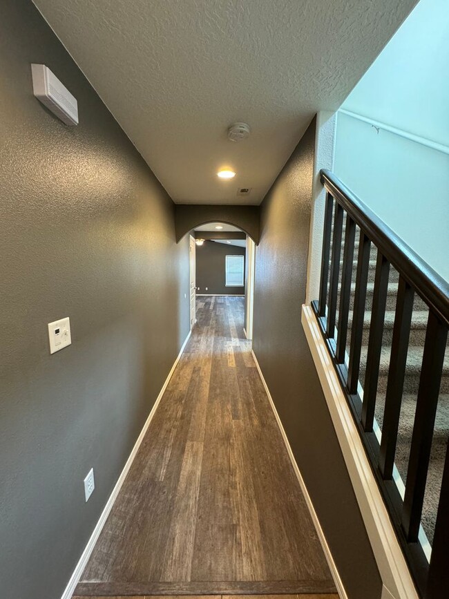 Foto del edificio - Beautiful 3 bed/2.5 bath with open floorplan!