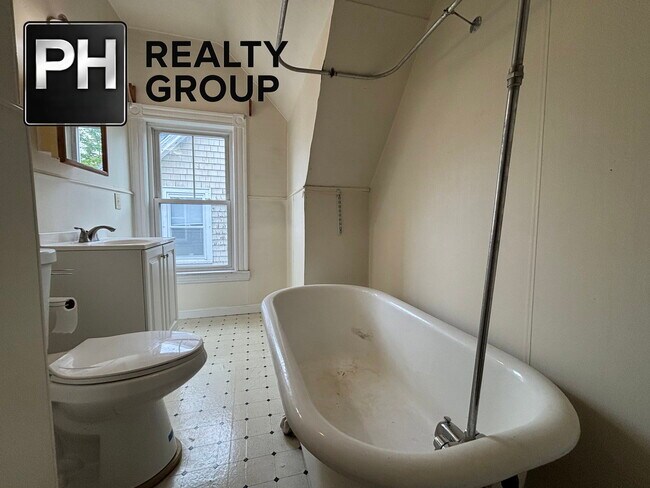Foto del edificio - Park Road, Belmont, MA 02478 - 2 BR 1 BA triplex