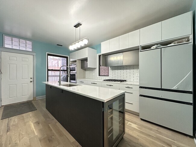 Foto del edificio - 3245 N Lakewood Ave