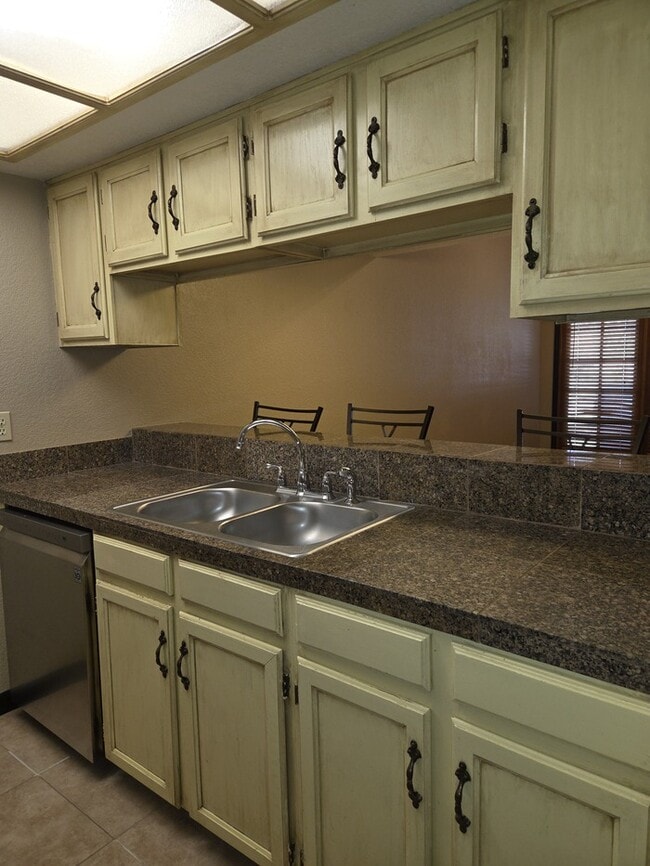 Building Photo - 2 Bed 2 Bath Townhome with 1 car garage in Mesa