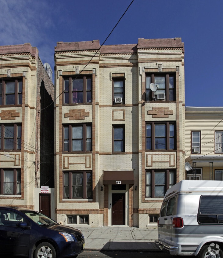 Building Photo - 136 Winfield Ave