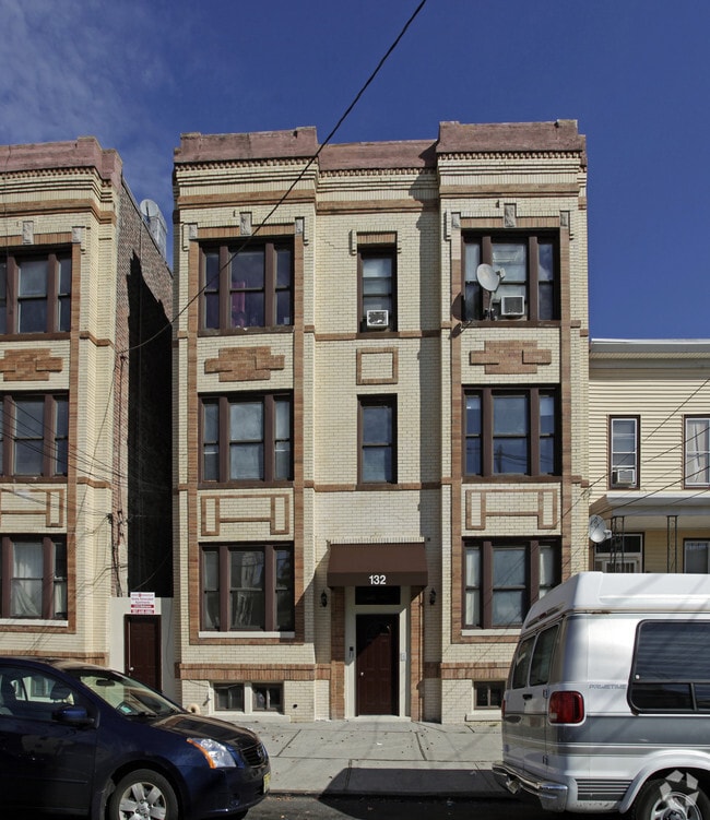 Foto del edificio - 136 Winfield Ave
