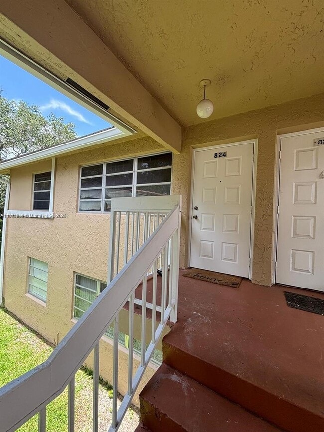 Building Photo - 824 Twin Lakes Dr