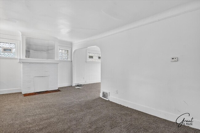 Building Photo - $1300 3 bedrooms