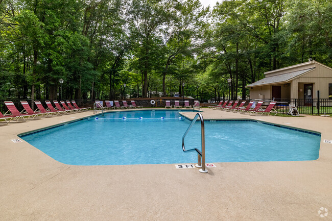 Primera piscina - Peachtree Place Apartments