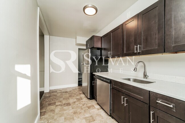 Foto del edificio - Four bedroom townhome available now!