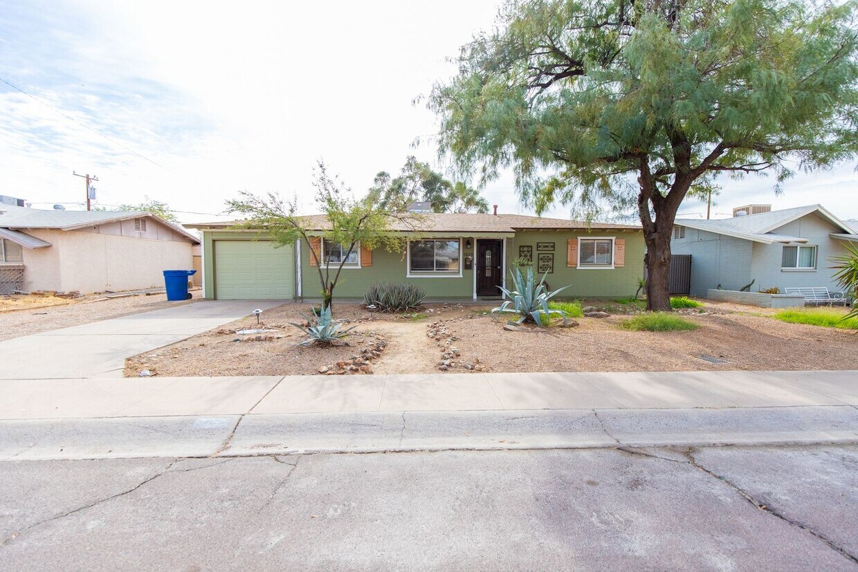 Primary Photo - Beautiful 5 bedroom 3 bathroom home + den ...