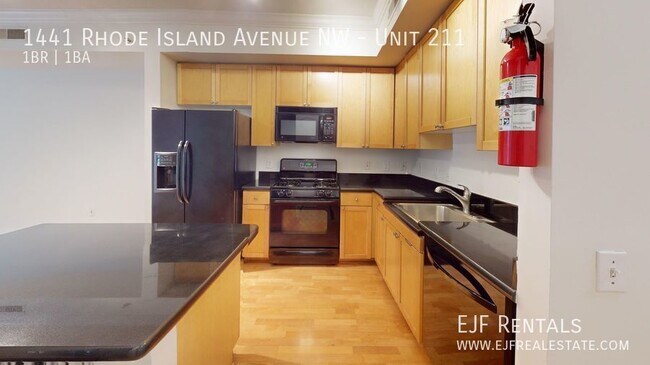 Building Photo - Logan Circle One Bedroom W/Garage Parking ...