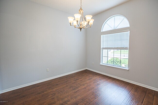 Building Photo - 1718 Chatham Village Dr