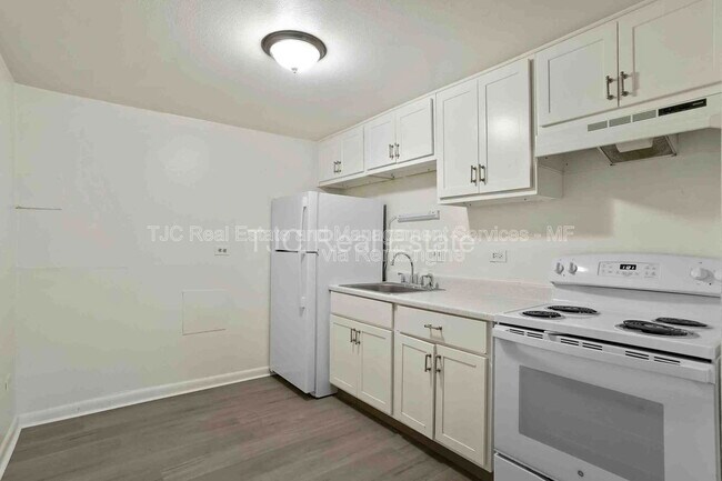 Building Photo - 42 Pearl St