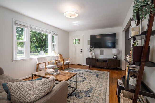 Foto del edificio - 582 Whispering Hills Dr