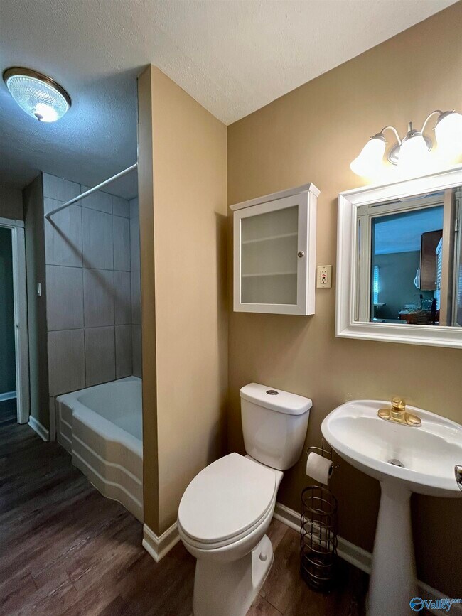 Foto del edificio - 1723 Oakwood Ave NE