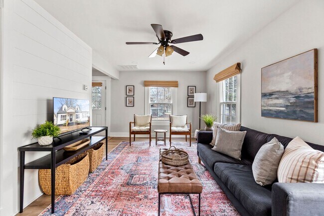 Foto del edificio - FULLY FURNISHED!
